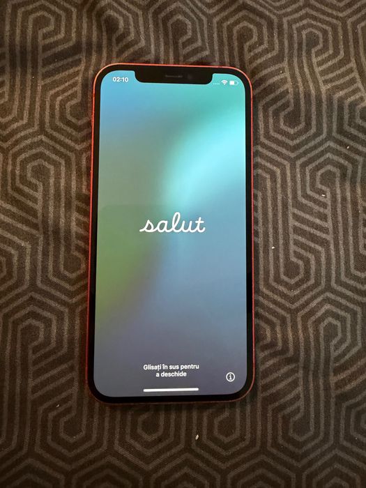 iPhone 12 de color rosu