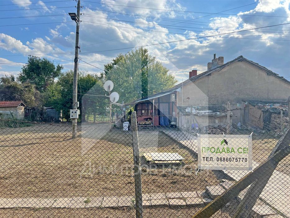 Продава самостоятелна, еднофамилна къща гр. Нови пазар - кв. Нииж.