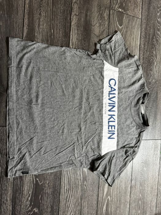 Tricou Calvin Klein marimea XL impecabil