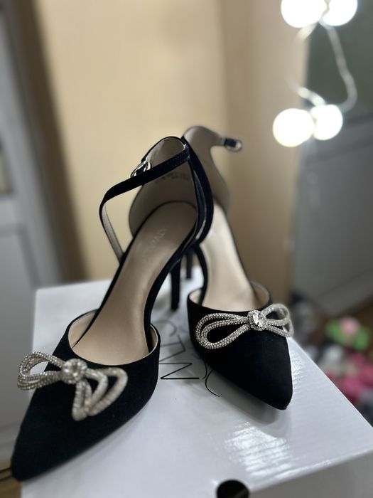 Елегантни дамски обувки на ток с кристална панделка
