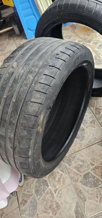 Anvelope Dunlop vara, au fost pe un F 10, inlocuite cu altele noi.