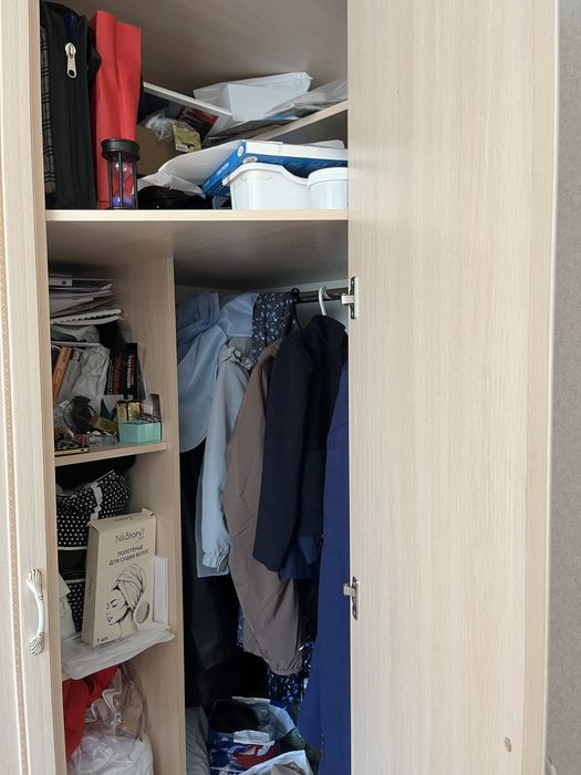 Шкаф угловой,двухдверный цвет светлый с розовым оттенко