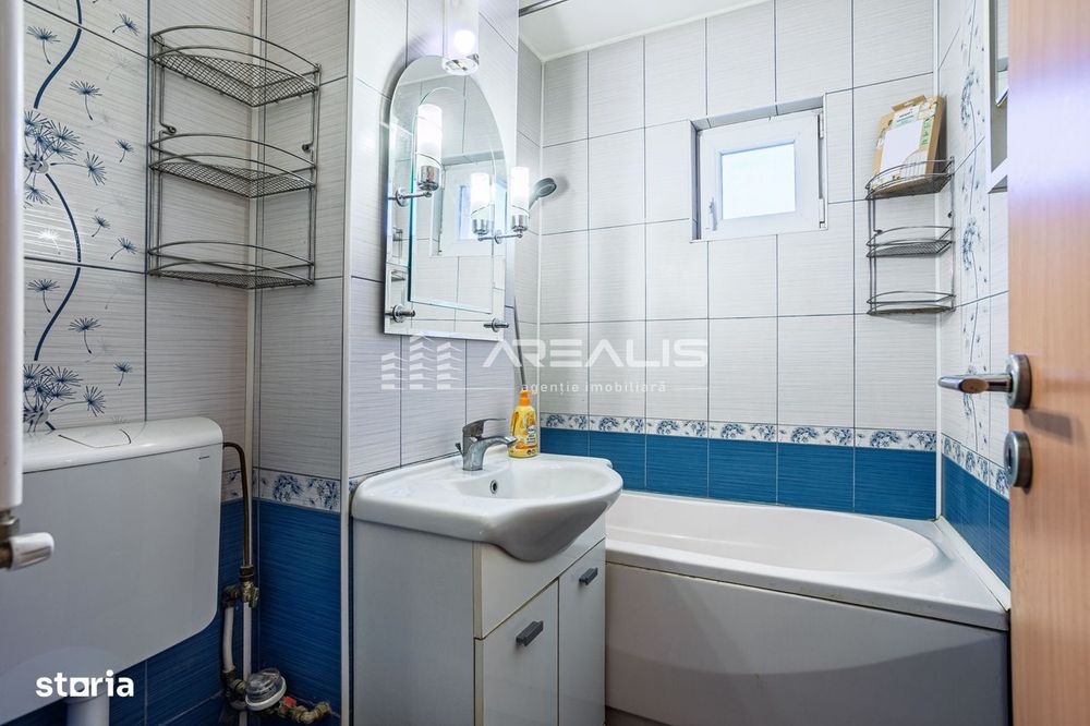 De închiriat -Apartament 3 camere, decomandat, zonă centrală