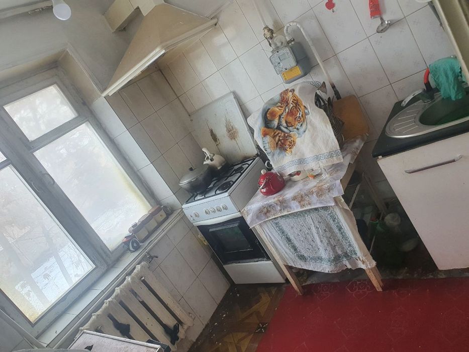 Шарк бозори оркасида 2 хонали квартира сотилади