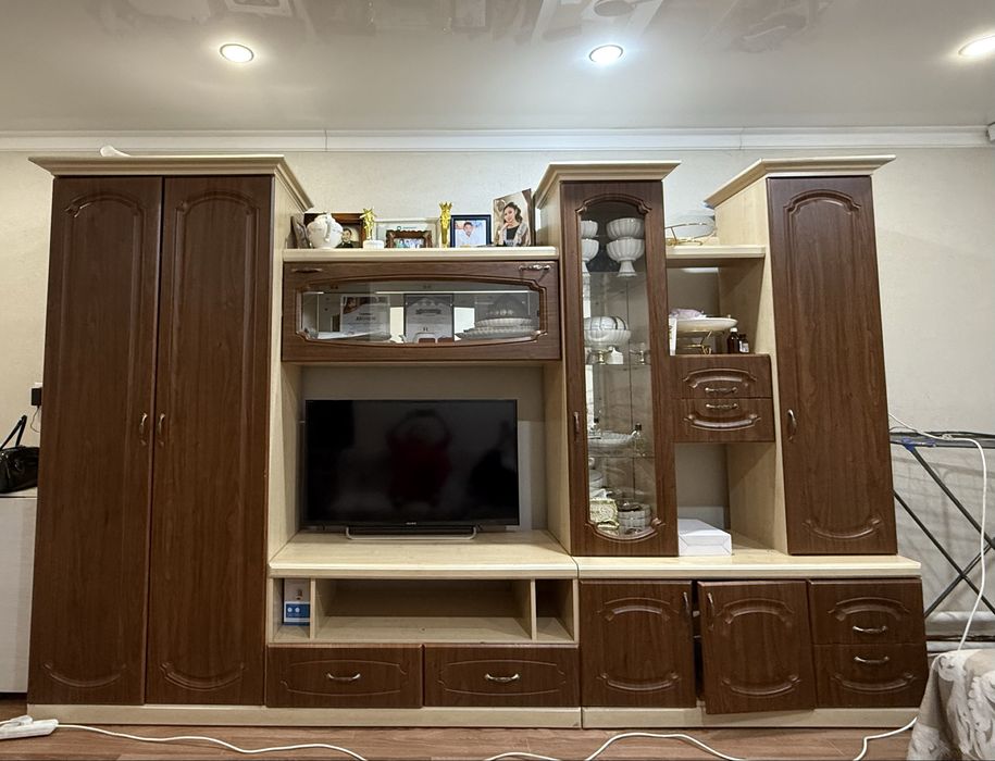 Срочно продаю сервант.