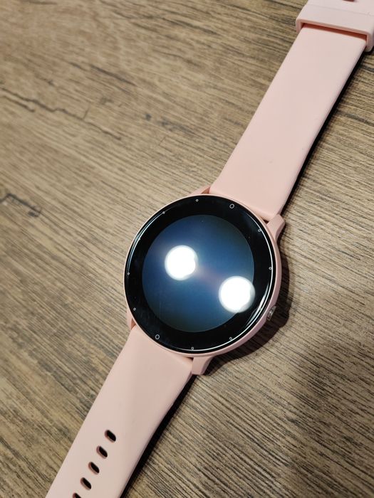 Продавам Смарт Часовник с 3.25см пълен сензорен екран