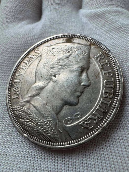 1 rublă 1913, 5 lati 1931 și 1 greschl 1763