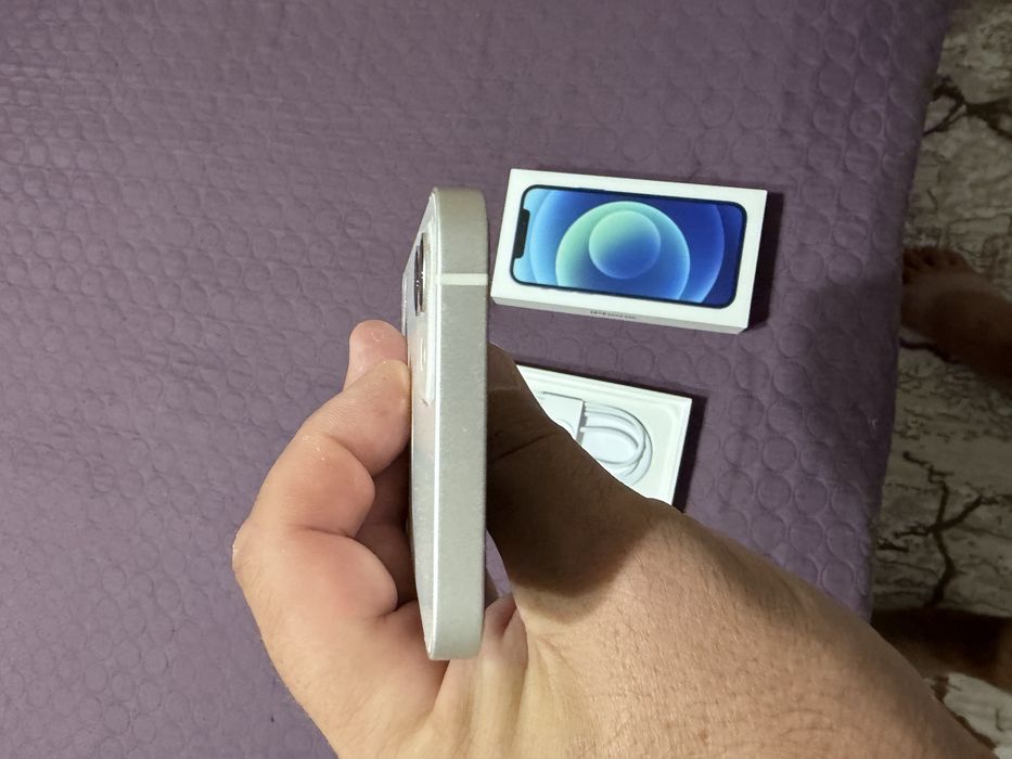 Продавам  iphone 12  128GB