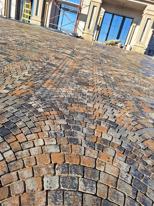 Amenajări cu pavaje.  Curți, parcări și trotuare.