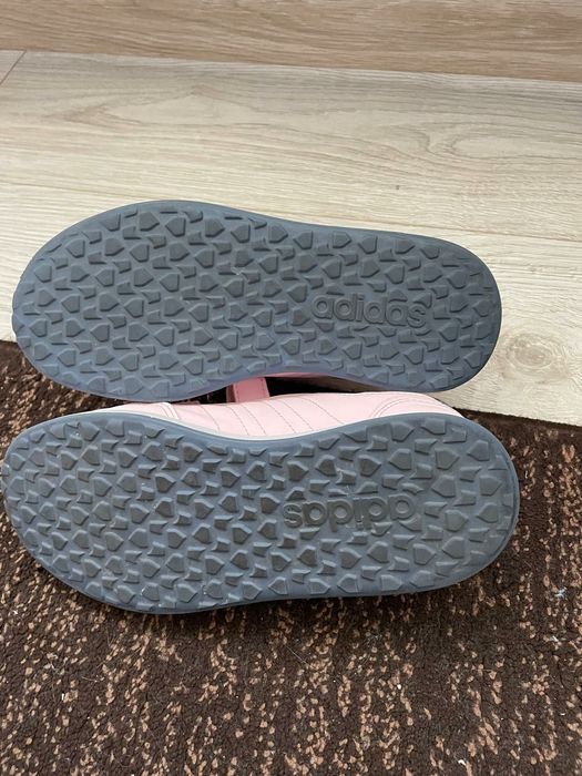 Vînd pantofi sport