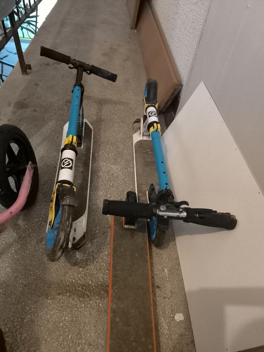 Trotinete și o bicicletă fara pedale