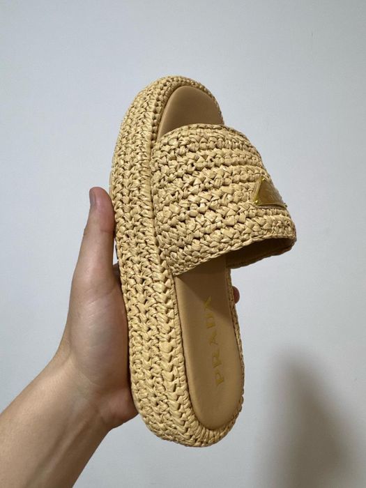 Продам щлепонцы модные PRADA