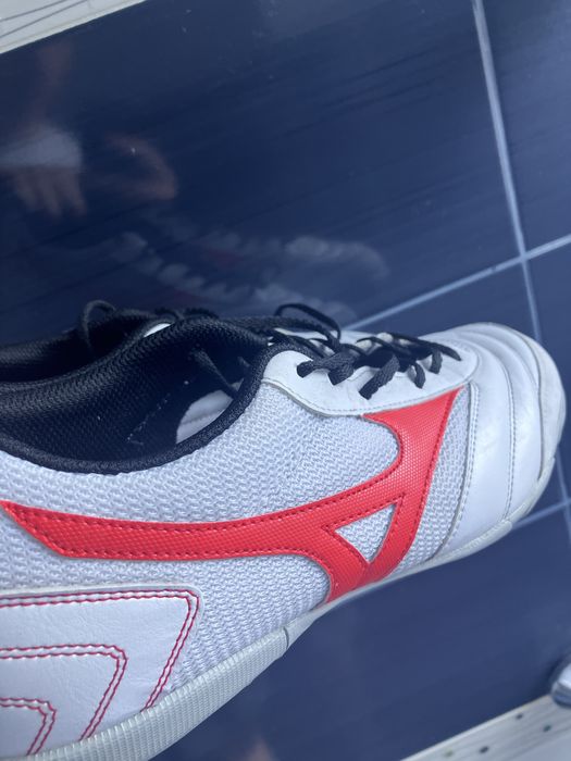 Здраейте, продавам футболни стоножки mizuno!