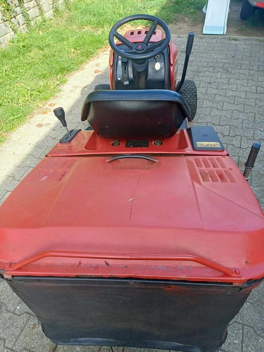Tractor de tuns iarbă