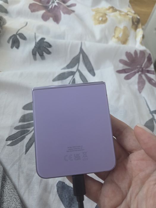 Продавам Samsung flip 4