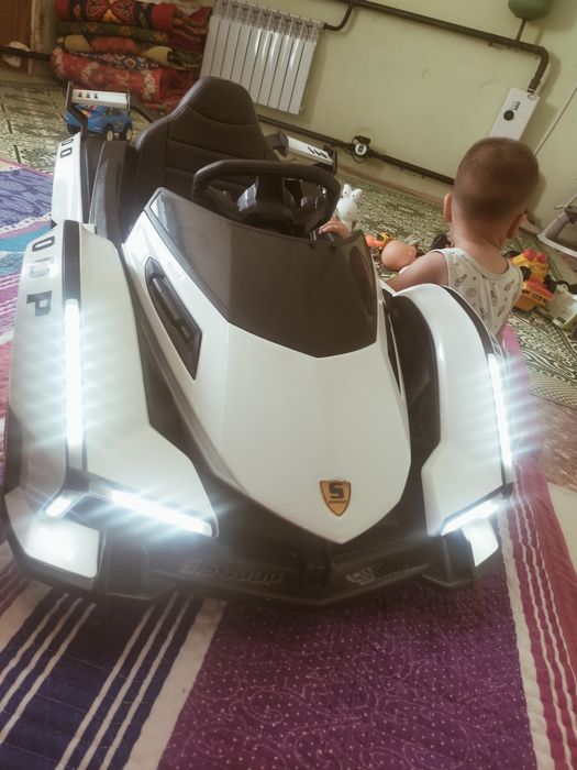 Спортыивнй машина сатылады