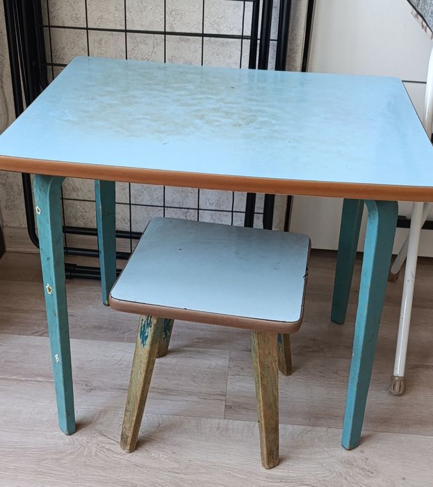Детские стол и табурет.