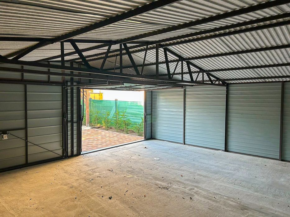 Vand garaj auto pe structura metalica