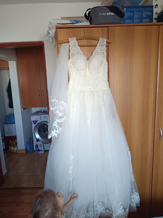 Rochie mireasa , purtară doar biserică și poze,arata impecabil.