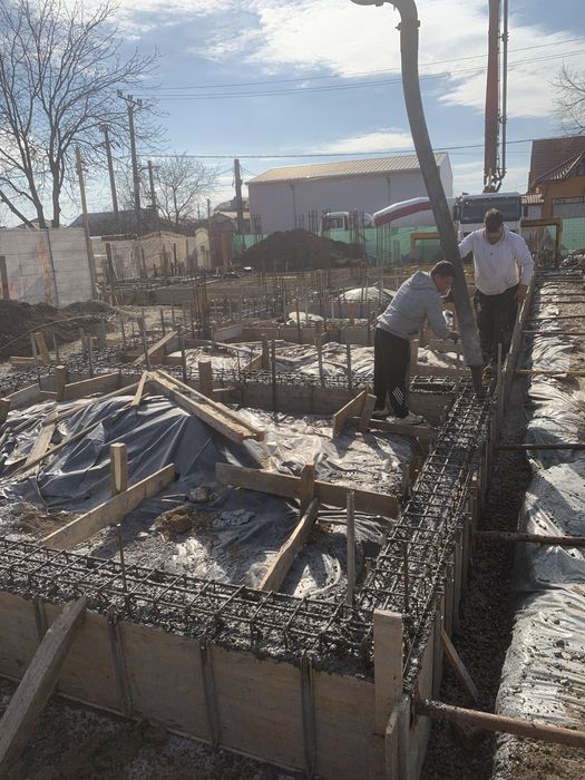 Echipa.Executam constructii la rosu/interioare( FIRMA)