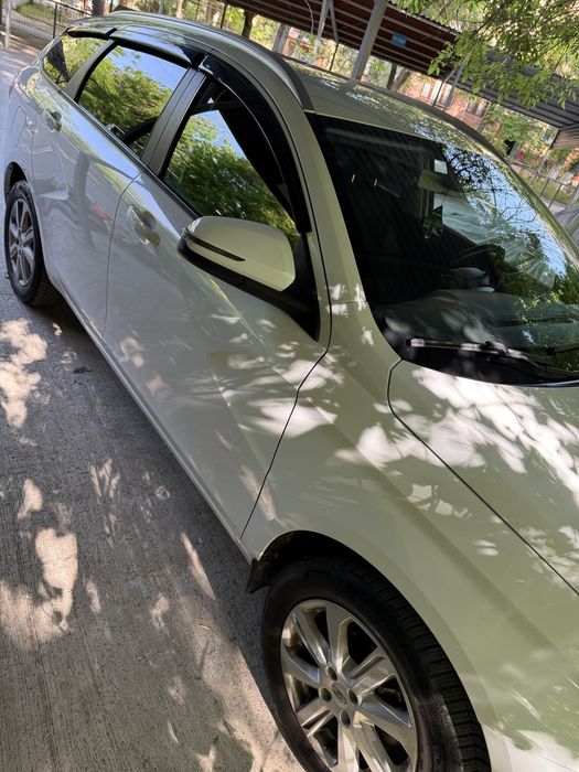 Продается Lada Vesta SW 1.8, 2020 года.