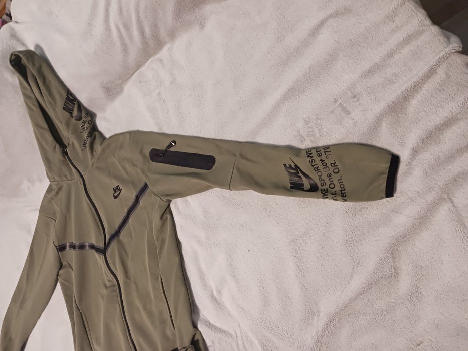 Продавам nike tek fleece!