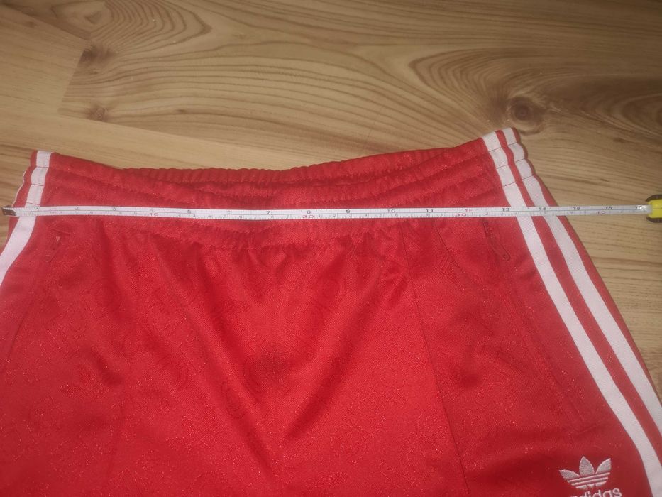 Червен екип Адидас