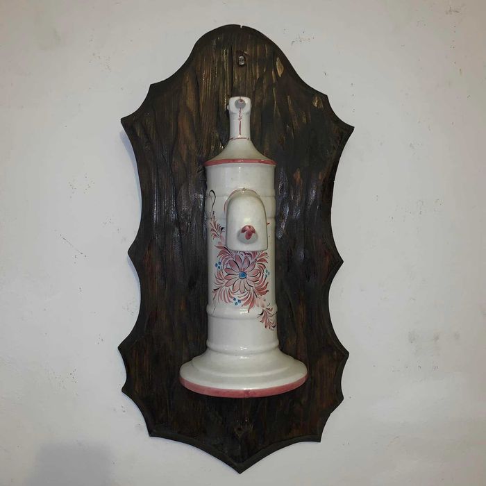 Cijmea decor din portelan amplasat pe lemn