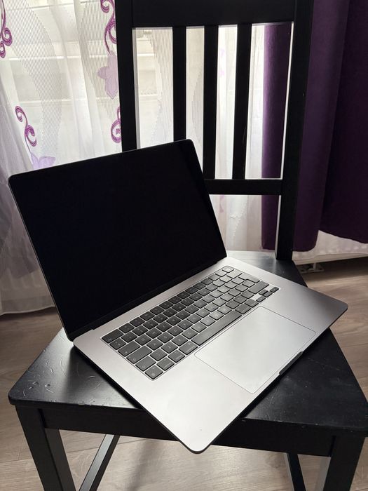 Macbook Air M3 15 inch 16 GB RAM 512 GB storage