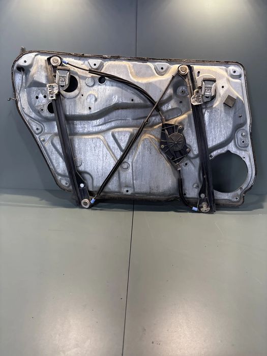 Macara geam dreapta față electrică 3B1837462 / 334837756D