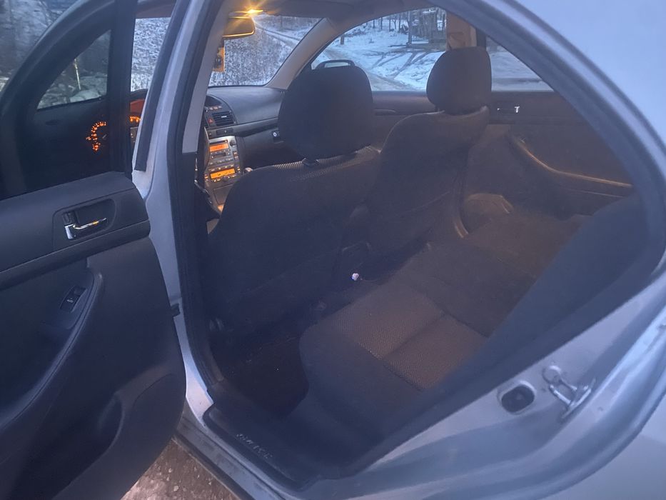 Toyota avensis 1.8 бензин