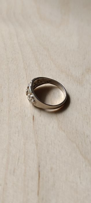 Продам женское кольцо серебро 925
