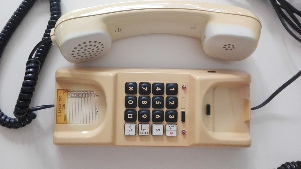 Стари ретро: настолен телефон Siemens, ел алуминиева тенджера и 2 фара