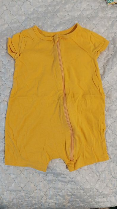 Haine pentru băiat  am 5 cutii până la 1 an cu tot ce trebuie