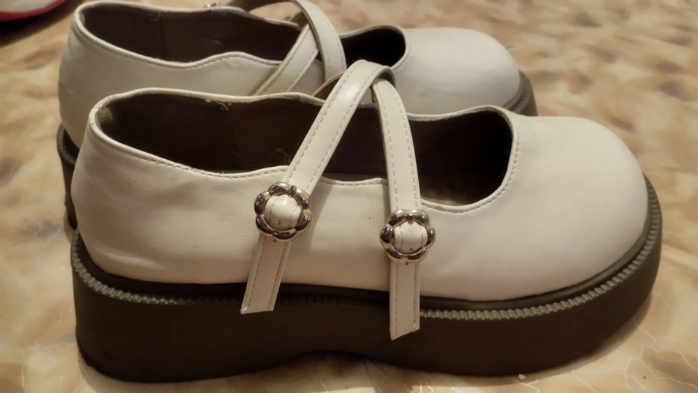 Бежевые туфли кожа