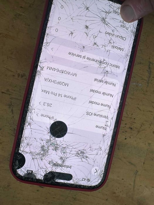 iphone 14 pro max de culoare negru mat mat pe fata spate