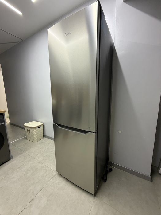 Холодильник срочно Midea 100тыс