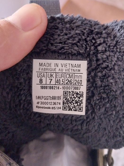 Продам новые оригинальные зимние ботинки