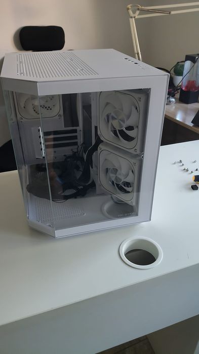 Vând carcasa pro gaming alma white