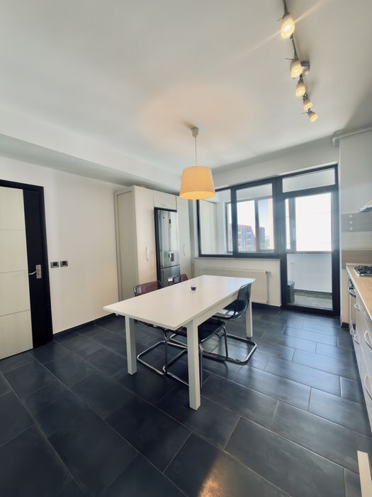Apartament cu 3 camere de inchiriat in zona Tractorul Coresi Mall la Isaran,et 9/10 cu loc de parcare privat