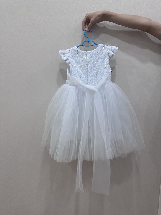 Продам нарядное платье для девочки