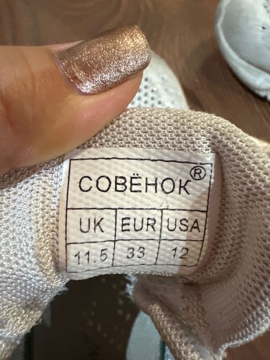 Продам кроссовки детские на 7 лет