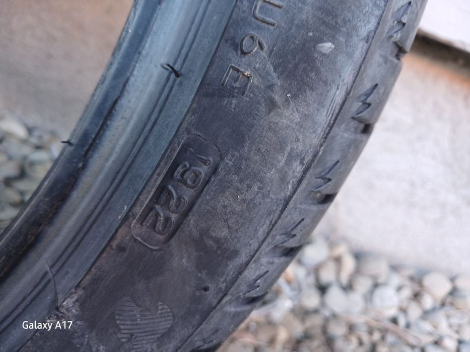 Vând 2 anvelope 225/40/R18