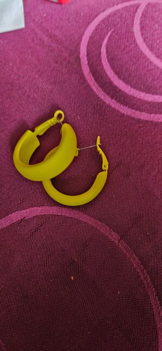 Обеци чисто нови