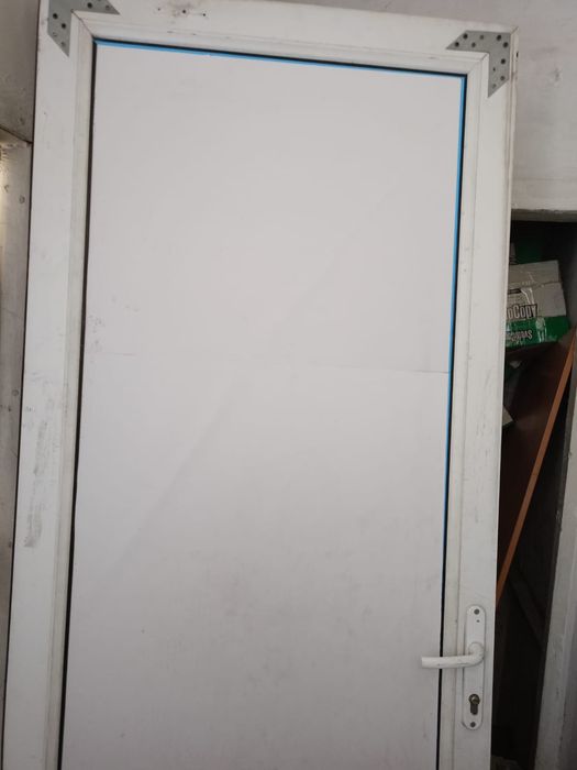 Продам дверь пластиковую