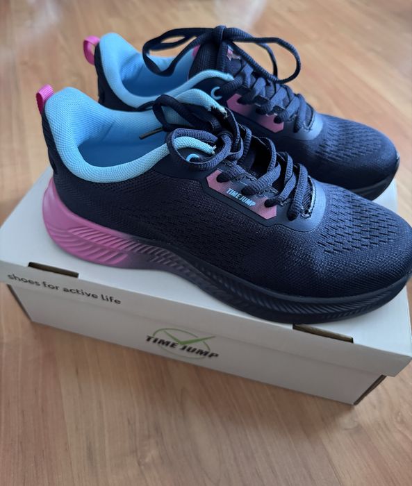 Кроссовки женские новые