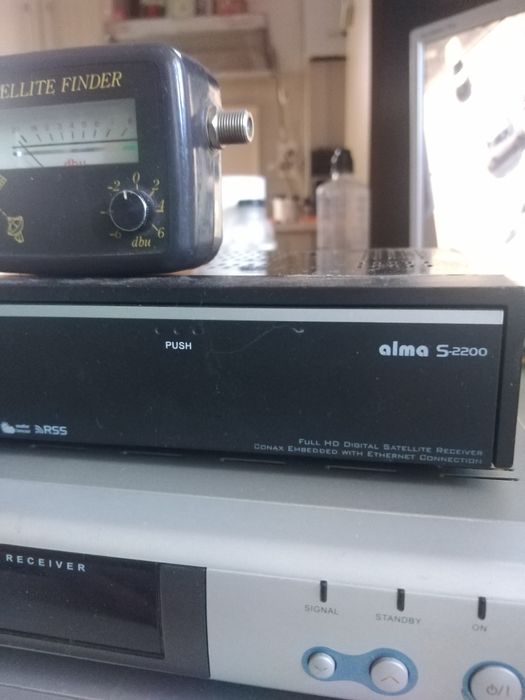 Vând trei receptoare satelit cu telecomenzile respective.