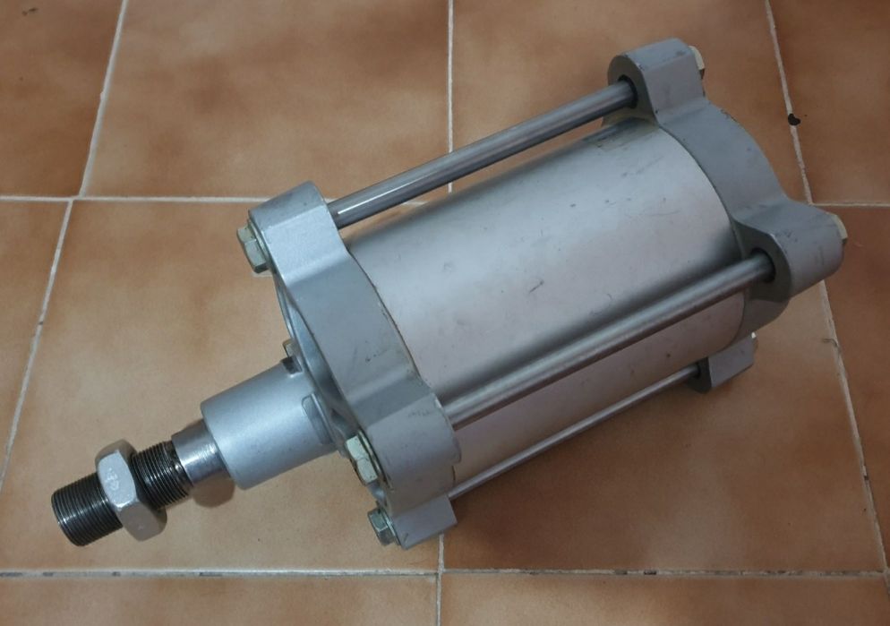 Cilindru piston pneumatic Festo