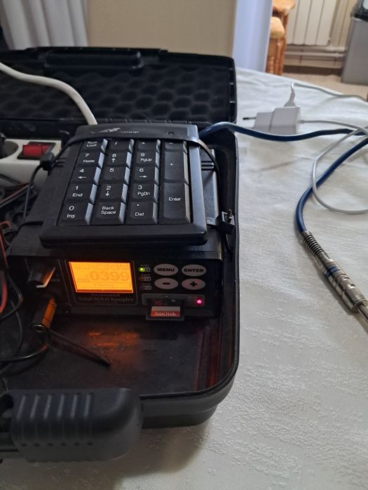 Vând keyboard Roland Ax-Edge cu stativ si husa, juzisound  1