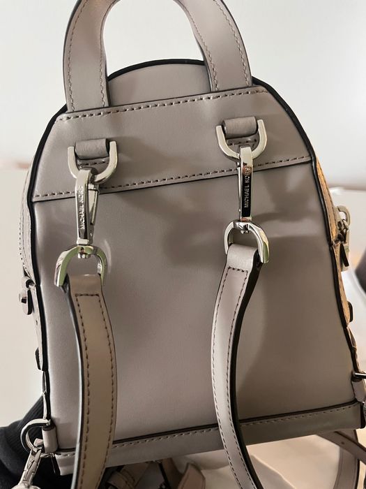 Сива раничка на Michael Kors